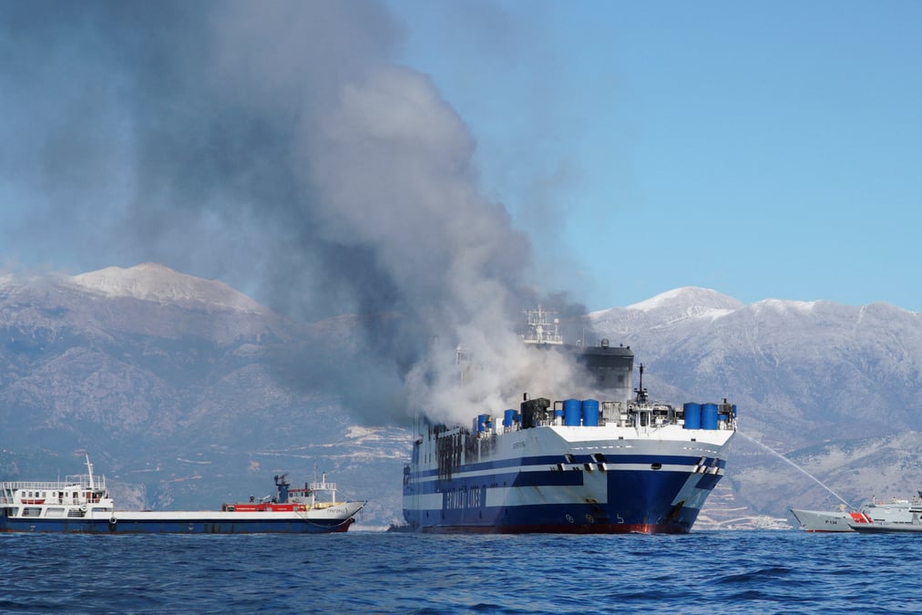 Onze disparus apres l'incendie d'un ferry entre la grece et l'italie