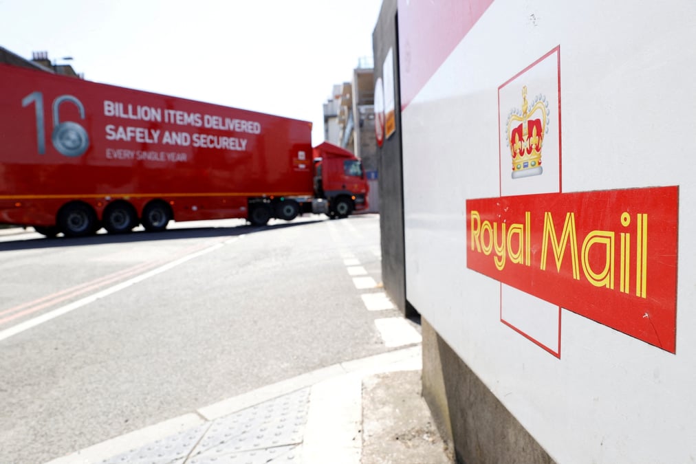 Photo d'archives du logo de royal mail devant le bureau de tri de mount pleasant a londres