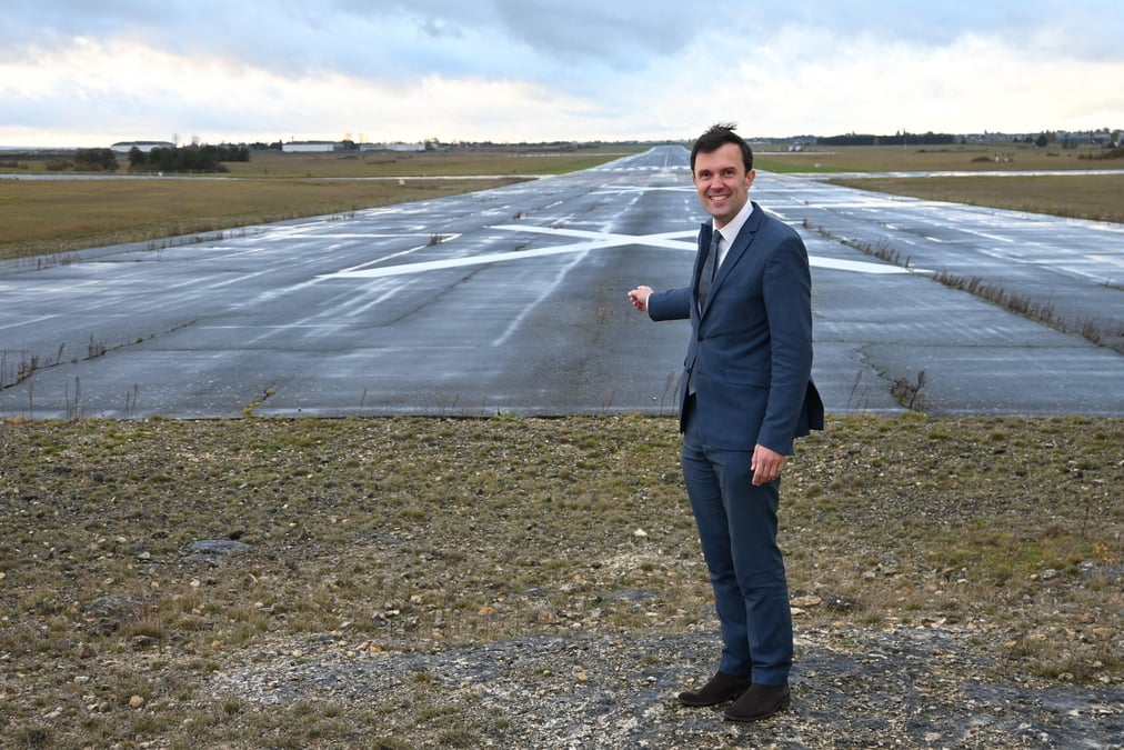 Le maire DVG de Châteaudun a rallié l’opposition de droite sur son projet de redynamisation de l’ancienne base aérienne, nouveau fer de lance économique du Grand Châteaudun qui compte 40 000 habitants.