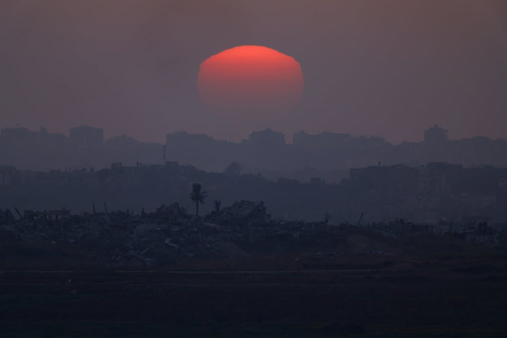 Le soleil se couche sur gaza, vu du sud d'israel
