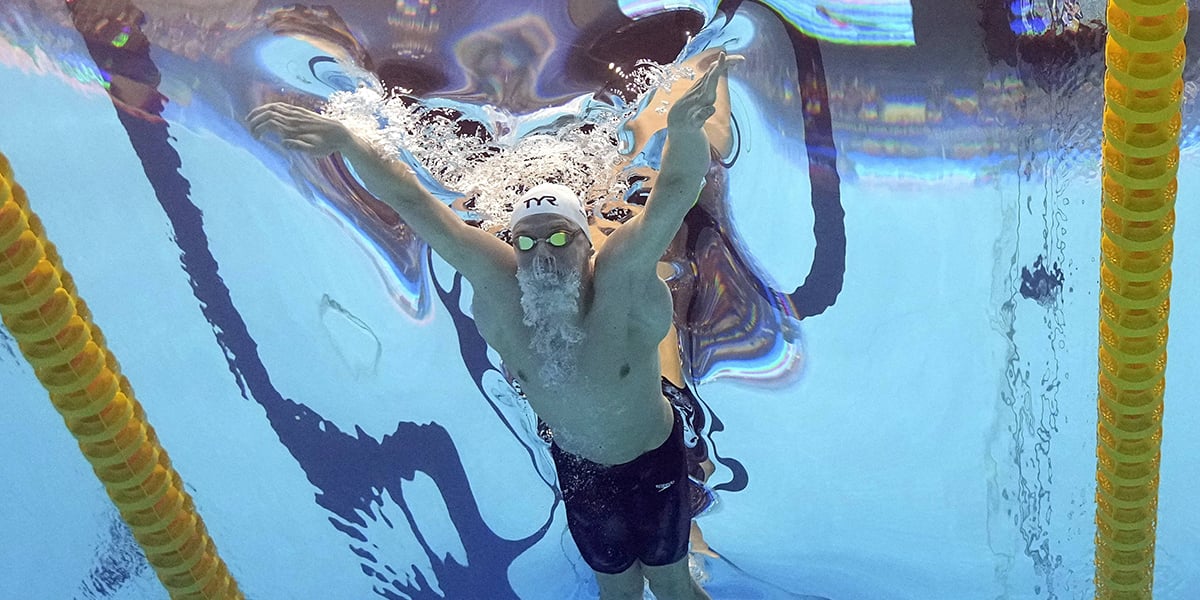 Léon Marchand lors du 200 mètres 4 nages qu’il a remporté aux championnats du monde en 2023.