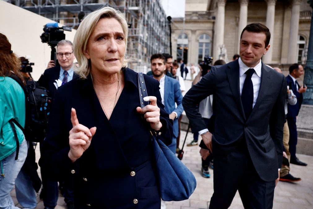 La dirigeante d'extreme droite francaise marine le pen, membre du parlement du parti rassemblement national (rn) et le president du parti jordan bardella, a l'assemblee national