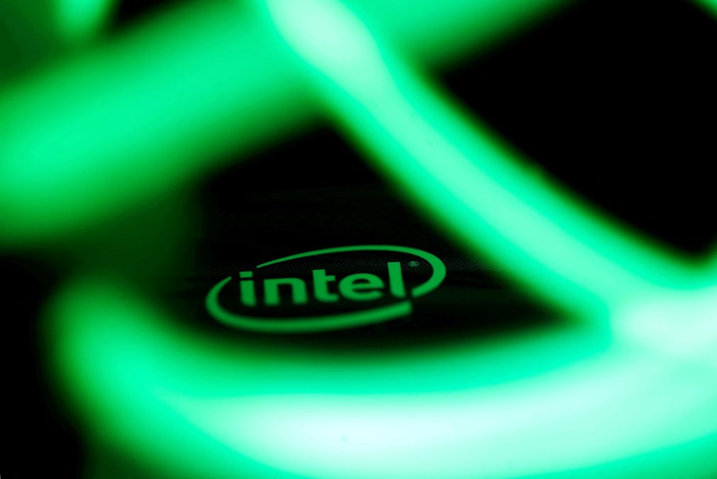 Le logo d'intel est visible derriere des lumieres led dans cette illustration