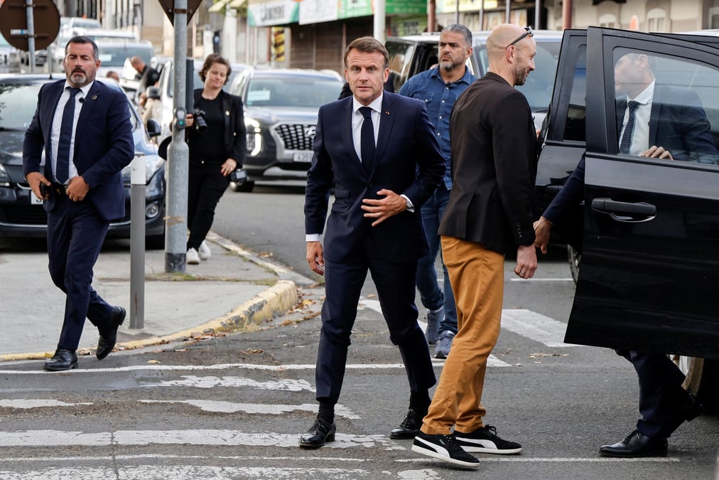 Le president francais emmanuel macron visite le commissariat central de noumea, en nouvelle-caledonie