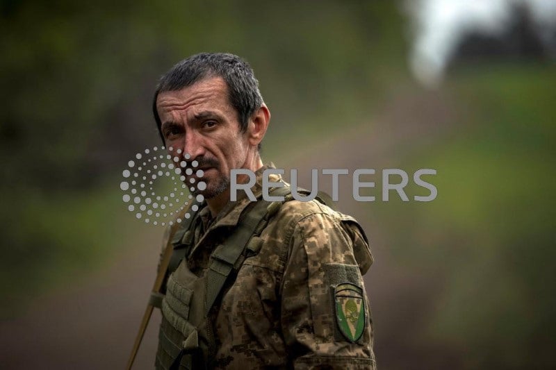 Soldat ukrainien d'une equipe d'artillerie servant sur un obusier automoteur sovietique gvozdika de 122 mm dans la region de kharkiv