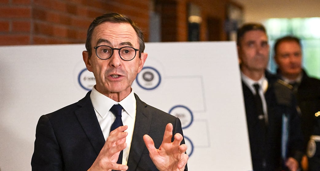 Le ministre de l'Intérieur, Bruno Retailleau, s'adresse à la presse après une visite dans les locaux de l'Office de lutte contre le trafic de migrants à Lognes, le 7 février 2025.