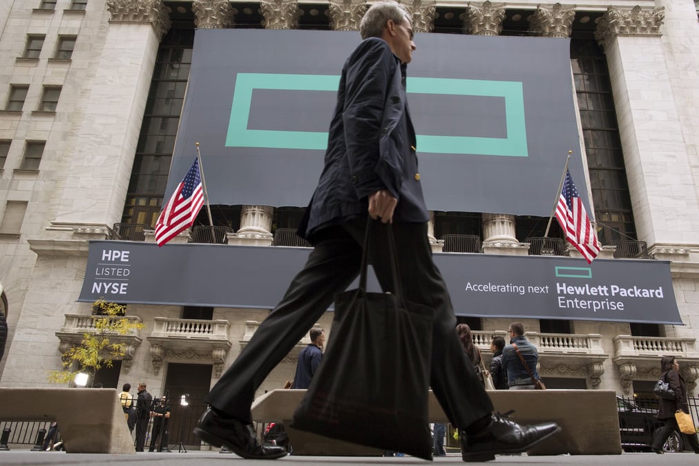 Hpe presente un plan d'economies d'un milliard de dollars, annonce des reductions de salaire