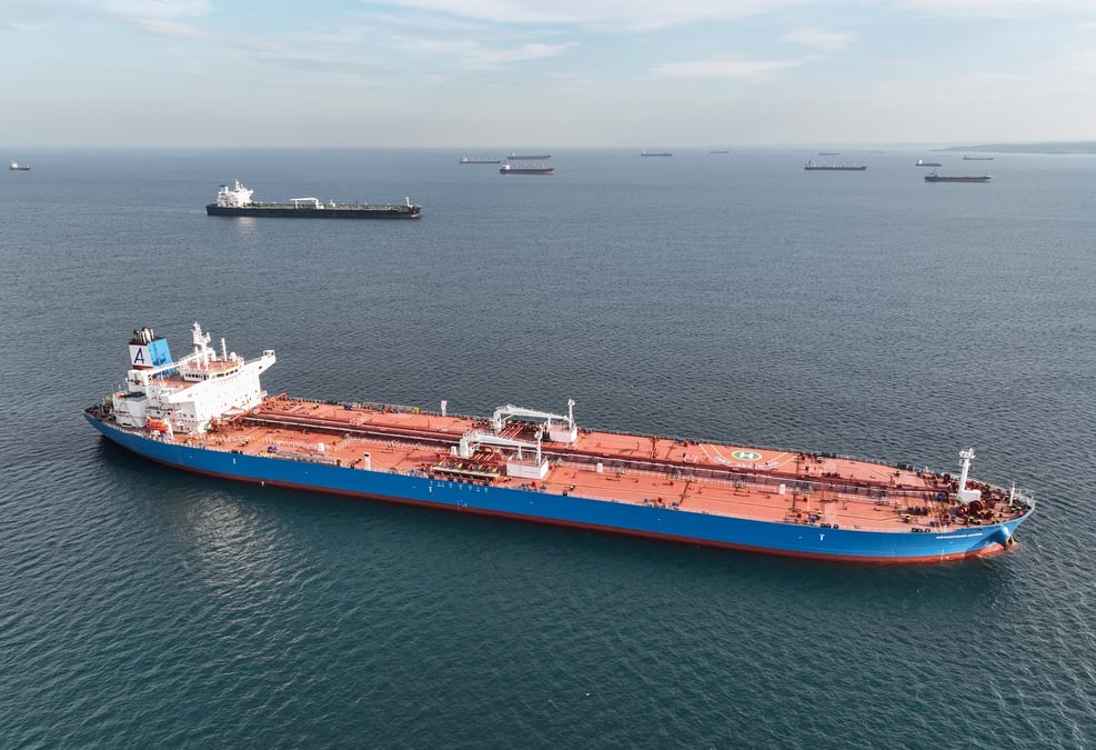 Des petroliers attendent au mouillage en mer noire