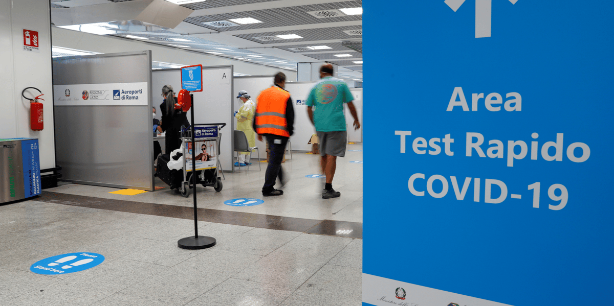 Des personnes marchent a cote d'un site de tests de depistage du covid-19 a l'aeroport de fiumicino