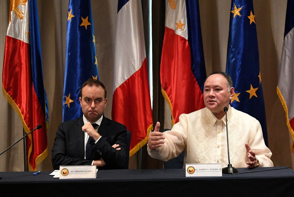 Le ministre francais des armees sebastien lecornu et son homologue philippin gilberto teodoro