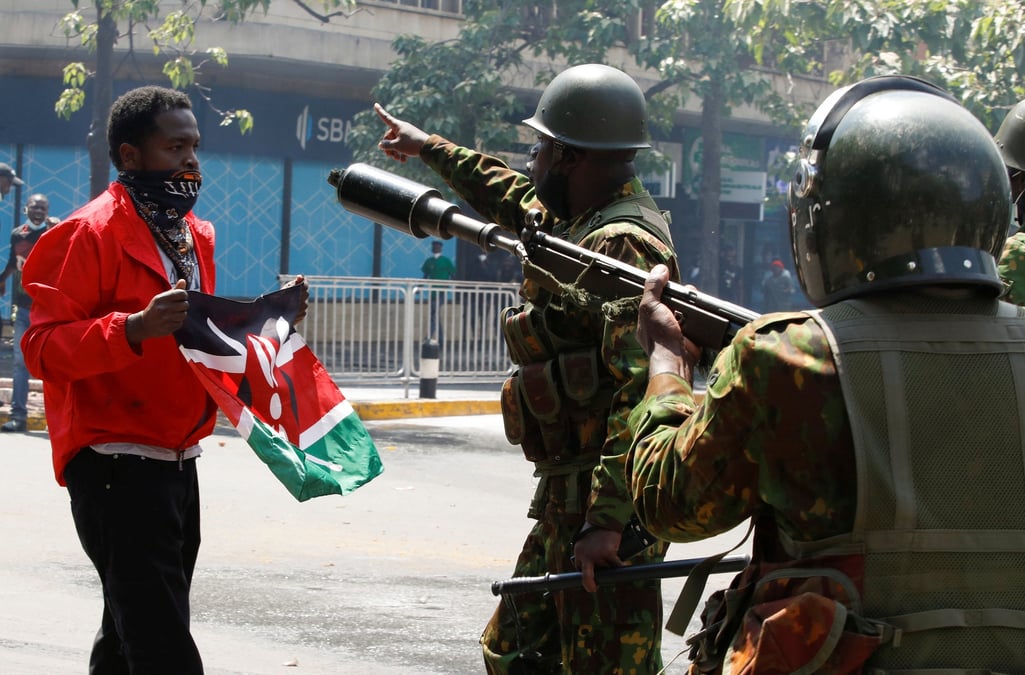 Des manifestants contre le projet de loi sur la finance se heurtant a la police a nairobi