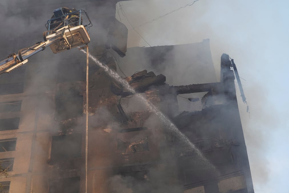 Pompiers sur le site d'un immeuble d'habitation touche par une frappe aerienne russe, a kharkiv