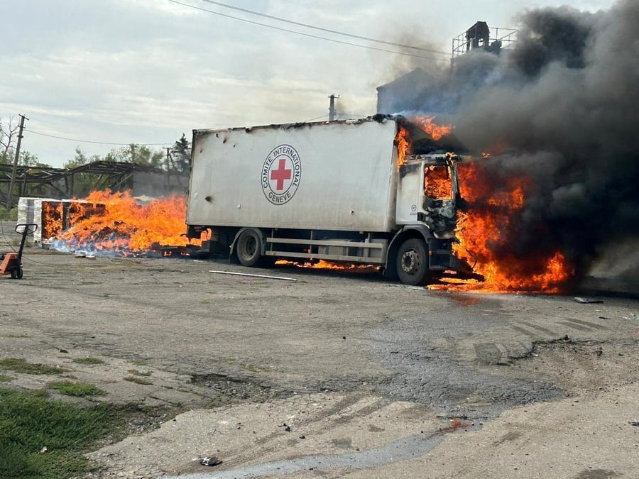 Un camion de fret du comite international de la croix-rouge brule apres une frappe militaire russe dans le village de viroliubivka, en ukraine
