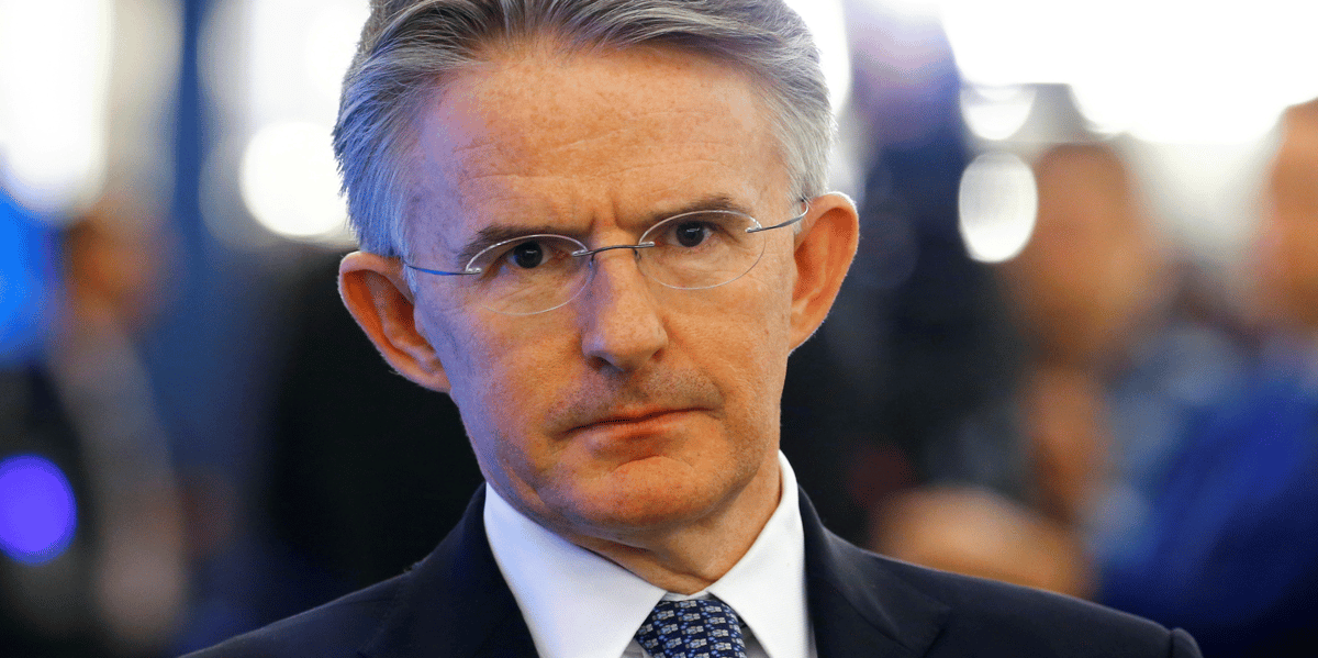 John Flint, qui a fait toute sa carrière chez HSBC, a été poussé vers la sortie seulement 18 mois après en avoir pris la tête. En juin 2018, il avait présenté un ambitieux plan d'investissement d'ici 2020, notamment dans la technologie et ses principaux marchés en Asie affichant son ambition de renouer avec une stratégie d'expansion après des années de compression des coûts. L'annonce du départ du patron de HSBC s'est faite juste avant la publication des résultats semestriels.