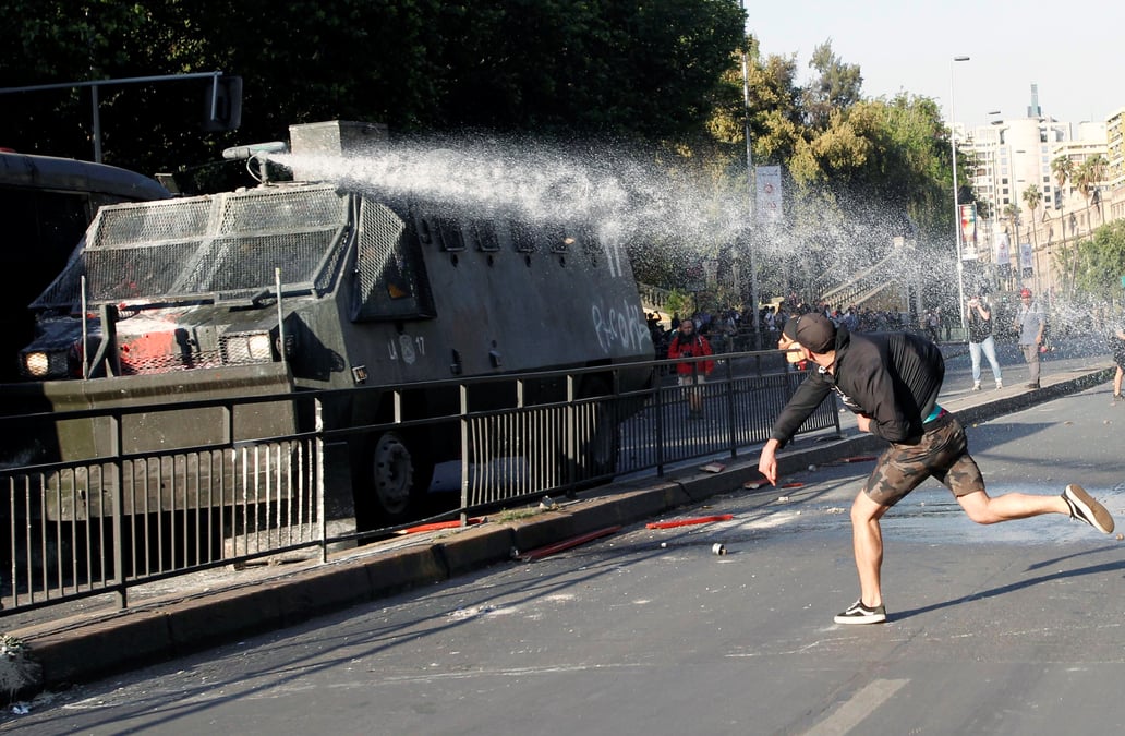 L'etat d'urgence declare a santiago apres des manifestations violentes