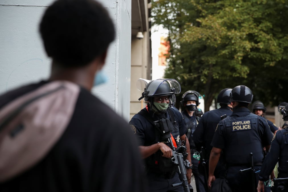 Usa: trump menace d'envoyer la garde nationale a portland
