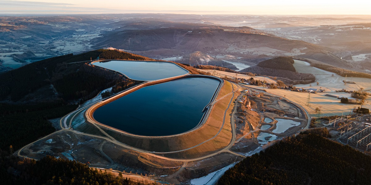 Les deux bassins supérieurs de la centrale de turbinage-pompage de Coo, près de Liège en Belgique. Dans le cadre d'un vaste projet d'extension, l'un des deux a été agrandi afin d'augmenter les réserves d'électricité de la centrale, de plus en plus sollicitée à mesure que les champs éoliens et solaires se développent dans le nord de l'Europe.