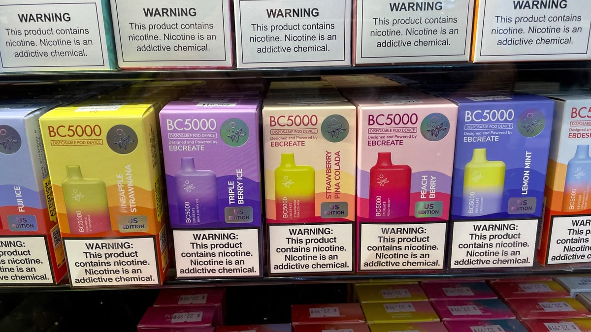 Des produits pour cigarette electronique sont presentes a la vente dans un magasin a oceanside