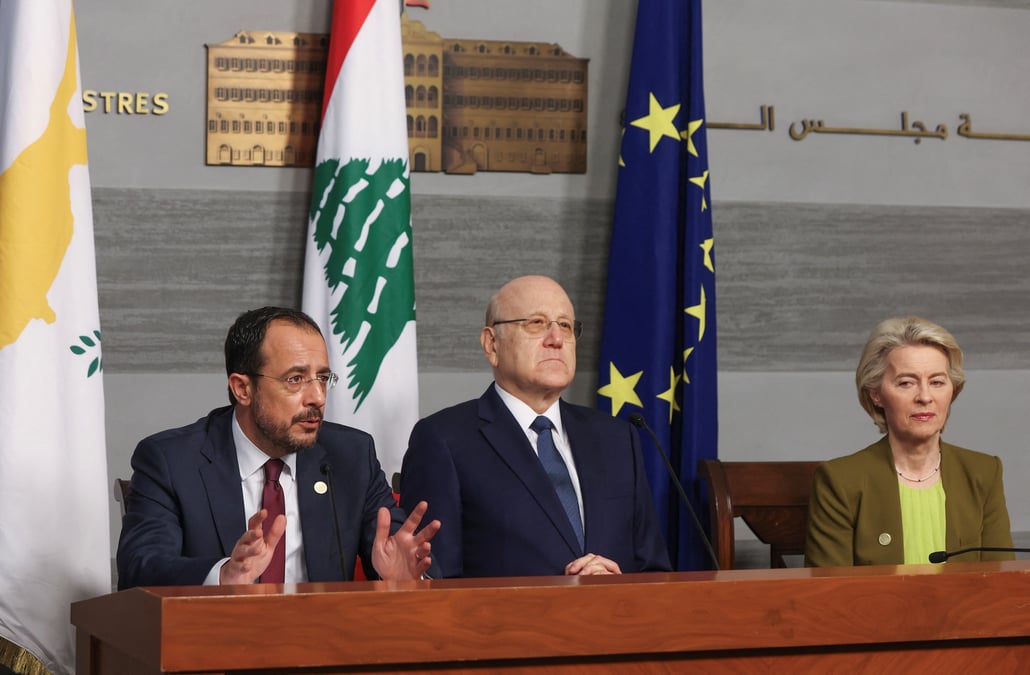 Le president chypriote christodoulides, la presidente de la commission europeenne von der leyen et le premier ministre libanais par interim mikati