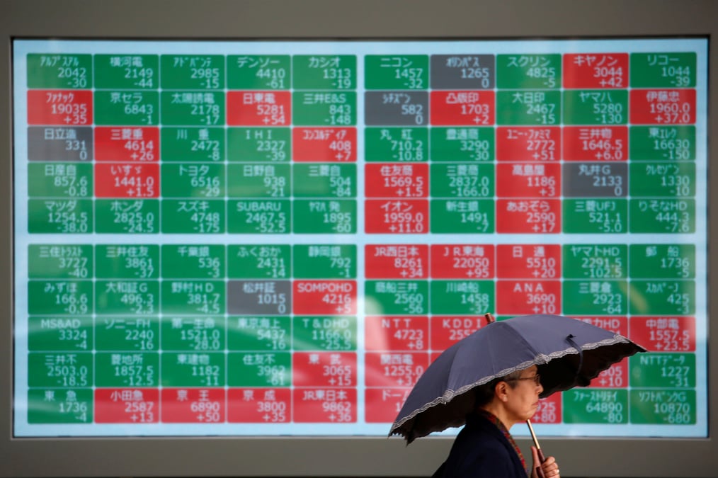 Tokyo finit en legere baisse