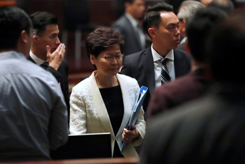 Hong kong: lam justifie l'usage de la force face aux manifestants