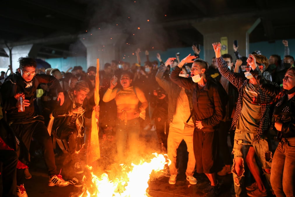 Des milliers de colombiens protestent contre le projet de reforme fiscale