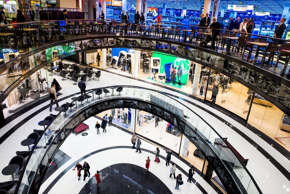 Photo d'archives montrant des gens dans le centre commercial mall of berlin