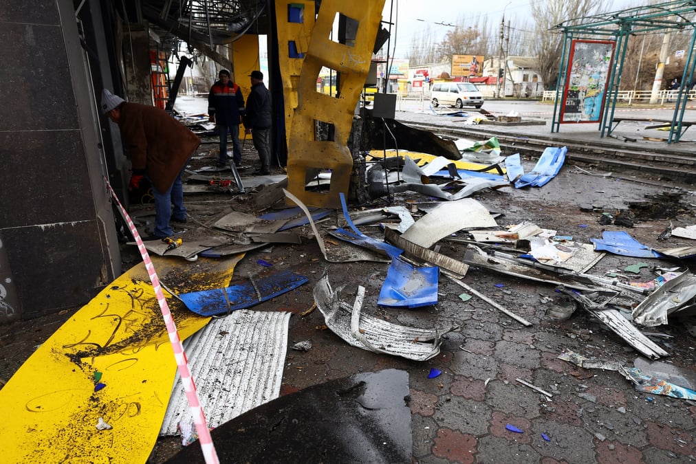 Une gare routiere endommagee apres un bombardement a kherson