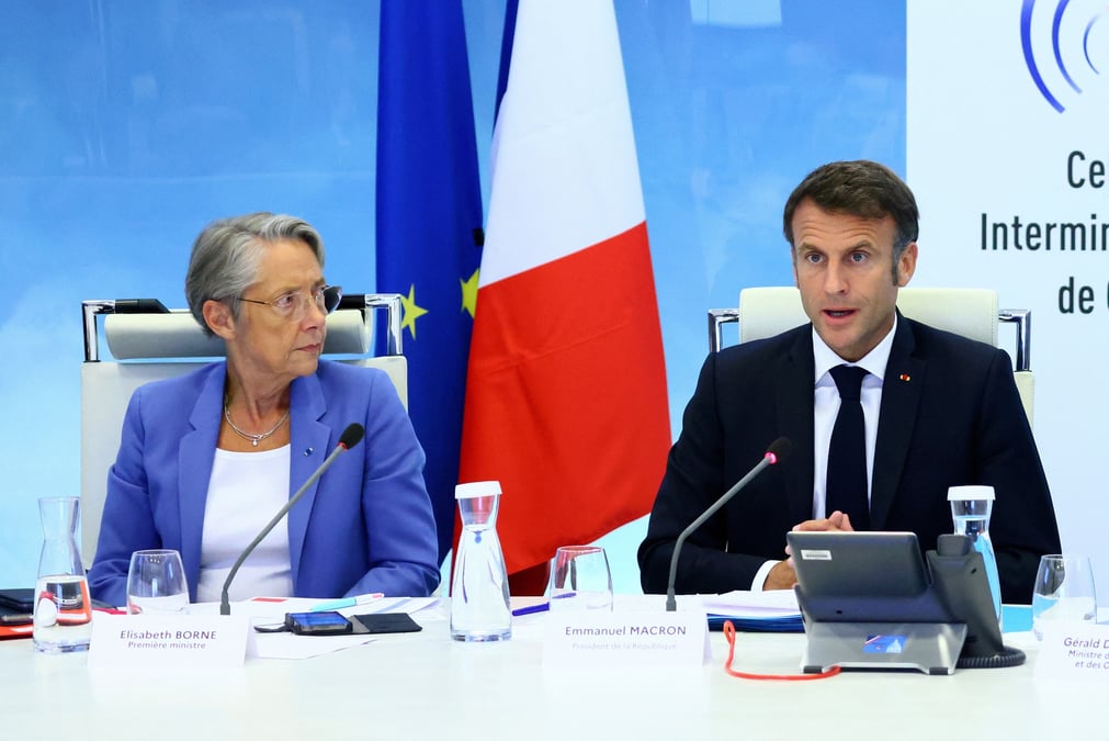 Le president francais macron tient une nouvelle reunion de crise apres la troisieme nuit d'emeutes, a paris