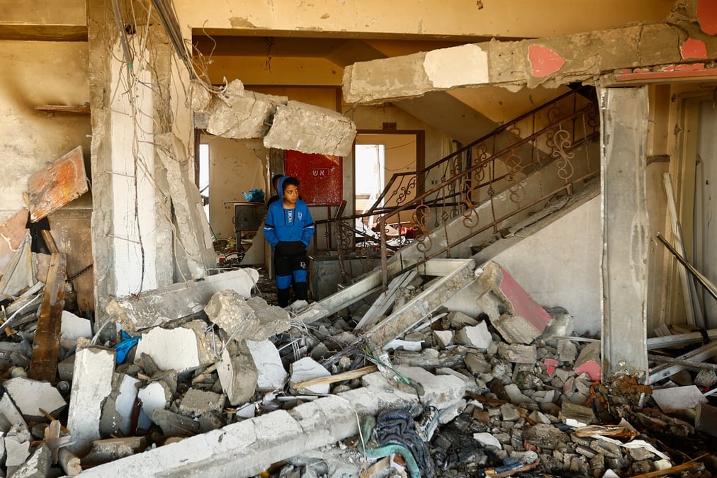 Les debris d'un immeuble d'habitation apres une frappe israelienne a khan younes