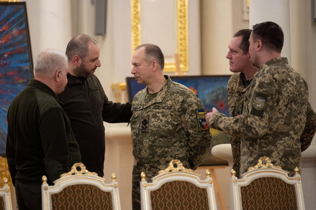Le ministre ukrainien de la defense roustem oumerov s'entretient avec le nouveau chef d'etat-major de l'armee oleksandr syrsky