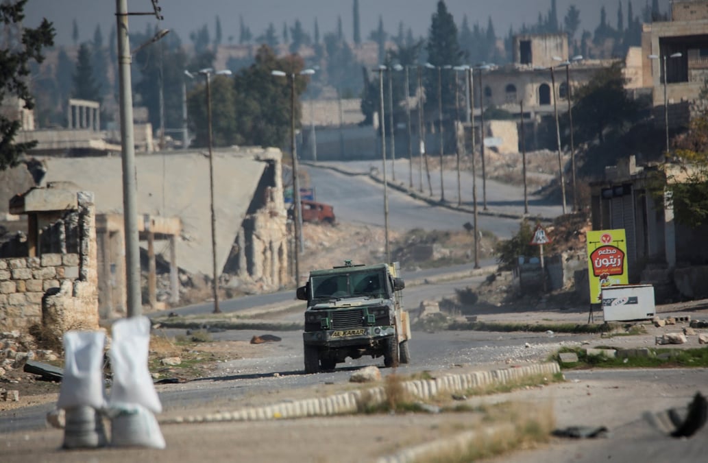 Des rebelles menes par le groupe militant islamiste hayat tahrir al-sham circulent dans une rue d'al-rashideen, dans la province d'alep