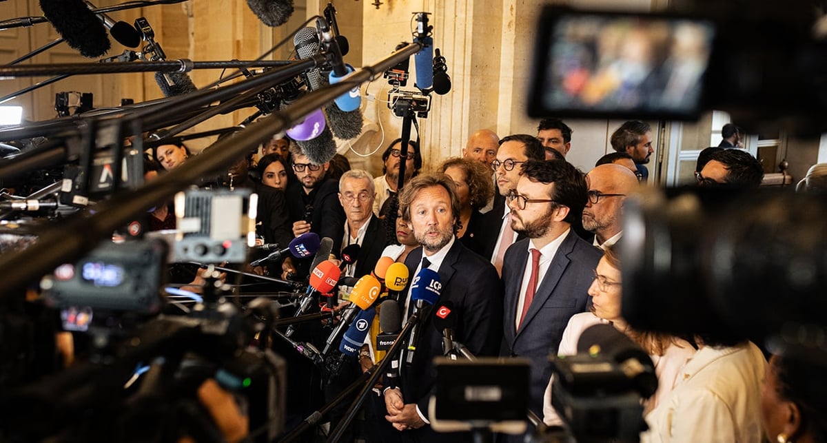 Boris Vallaud entouré des députés socialistes à l'Assemblée nationale.