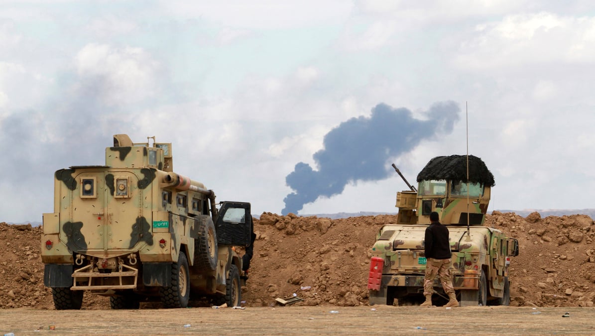 L'ei incendie des puits d'un gisement petrolier pres de tikrit en irak
