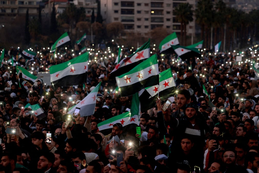Des personnes se rassemblent lors d'une celebration organisee par hayat tahrir al-sham (hts) sur la place des omeyyades a damas, en syrie