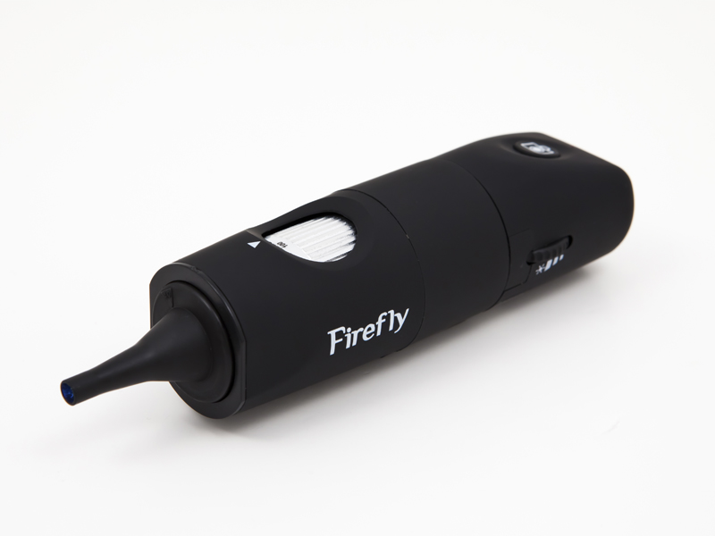 Medadom propose des téléconsultations en pharmacie. Le patient dispose d'objets connectés comme cet otoscope pour aider le diagnostic du docteur.