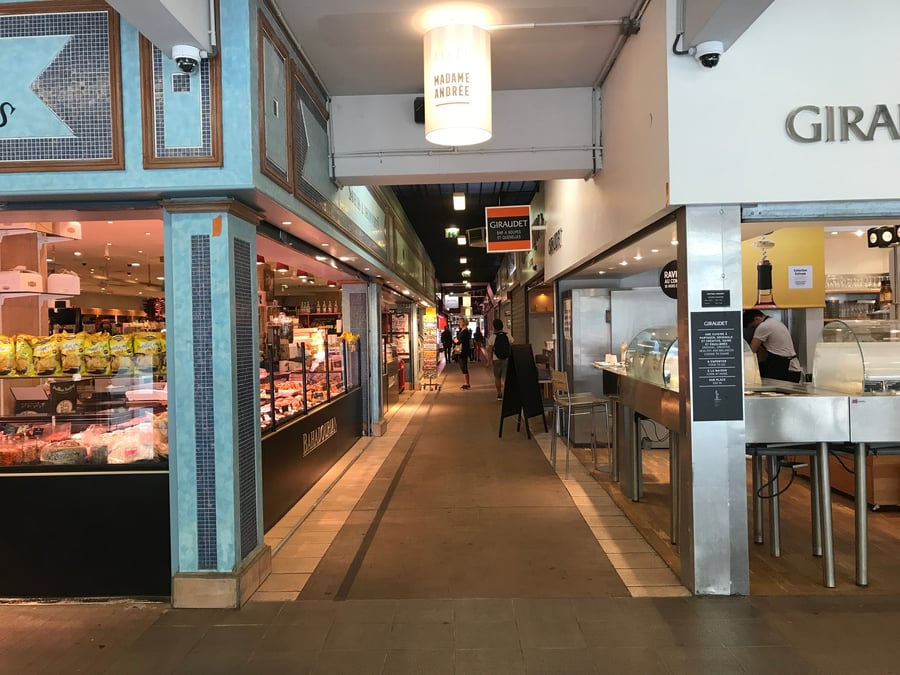 Si les marchés sont désormais suspendus à Lyon, les halles alimentaires, comme les Halles Paul Bocuse restent ouvertes.