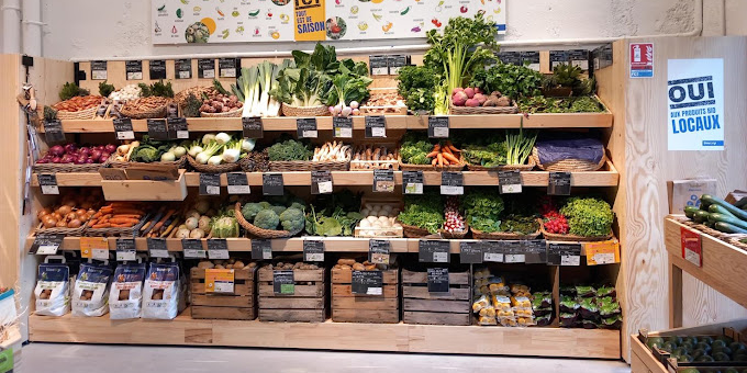 Un rayon de légumes bio dans un magasin Biocoop.
