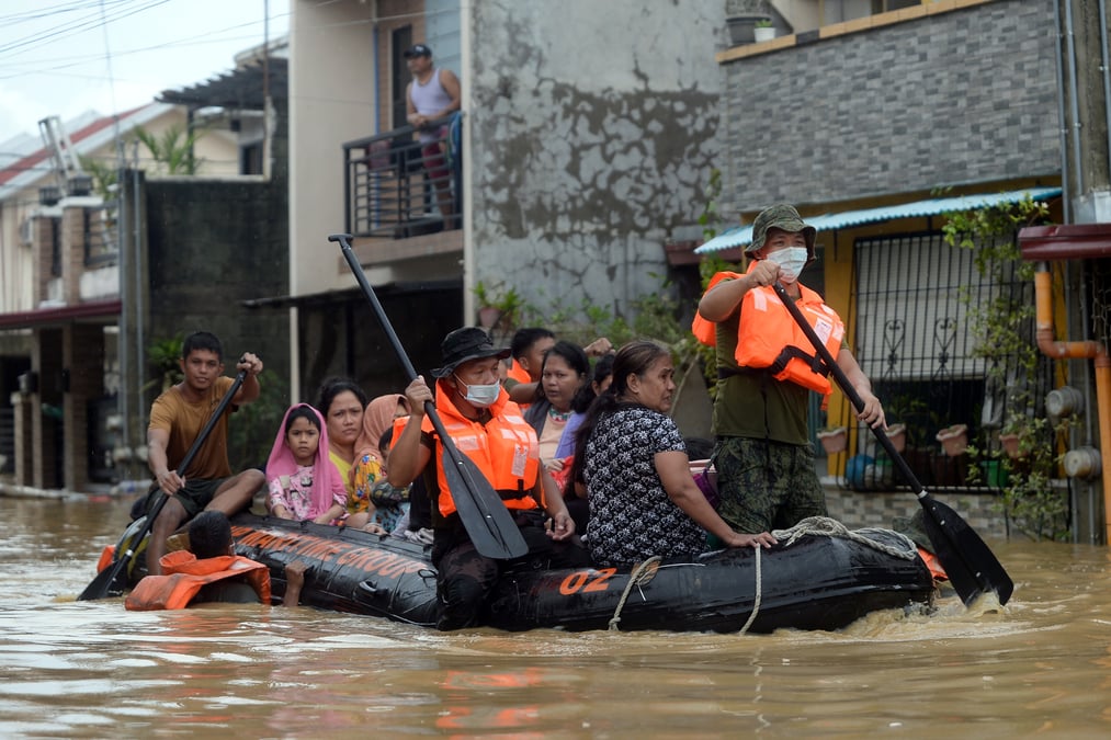 Philippines: des dizaines de disparus apres le passage d'un typhon, selon la police