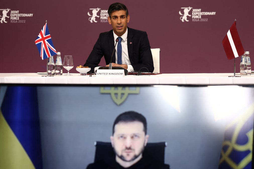Le premier ministre britannique rishi sunak et le president ukrainien volodymyr zelensky, lors d'une session pleniere de la force expeditionnaire interarmees a riga