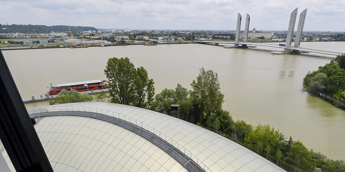 Après la Cité du Vin équipée avec une installation de froid renouvelable, Bordeaux Métropole Énergies veut solariser les toitures des entreprises.
