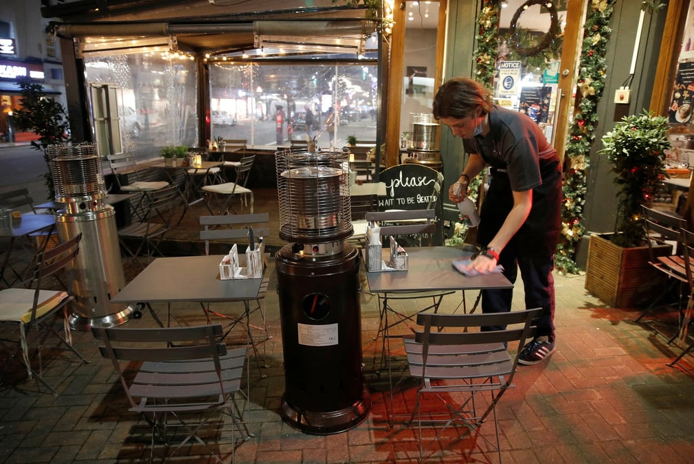 Un serveur nettoie une table dans un restaurant a londres