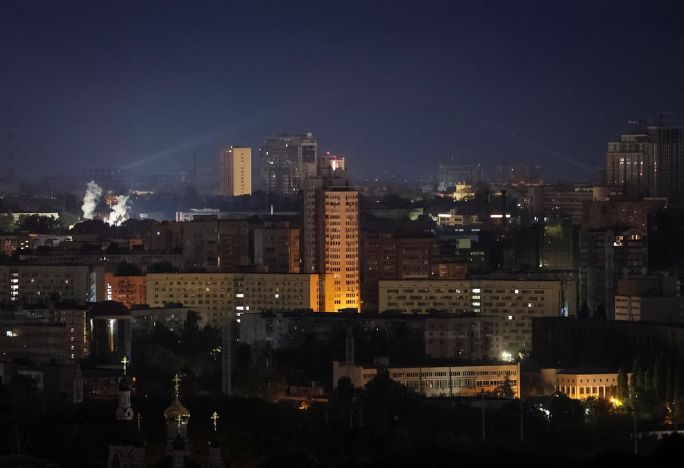 Le personnel des services ukrainiens utilise un projecteur pour rechercher des drones dans le ciel de la ville lors d'une attaque de missiles et de drones russes, a kyiv