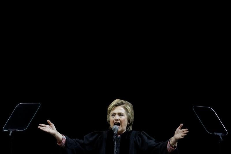 Clinton en a fini avec les candidatures, pas avec la politique