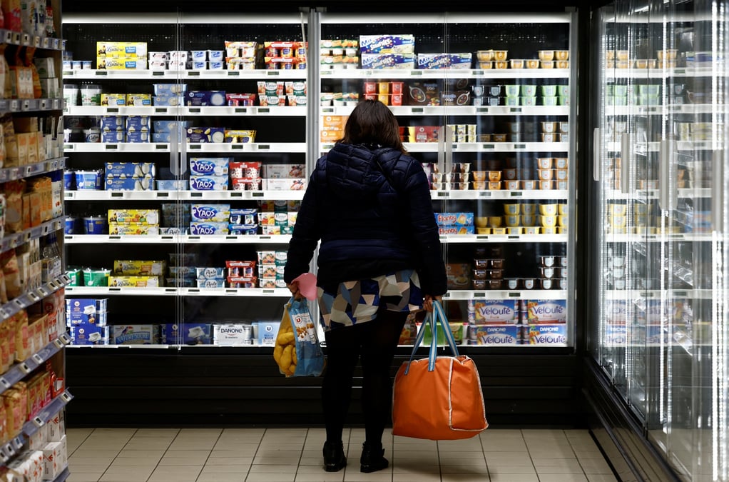 Des clients font leurs courses dans un supermarche a la verrie