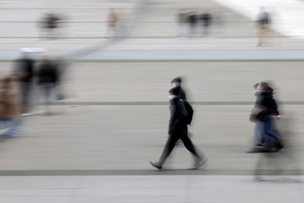 Photo des gens qui marchent dans le quartier d'affaires de la defense