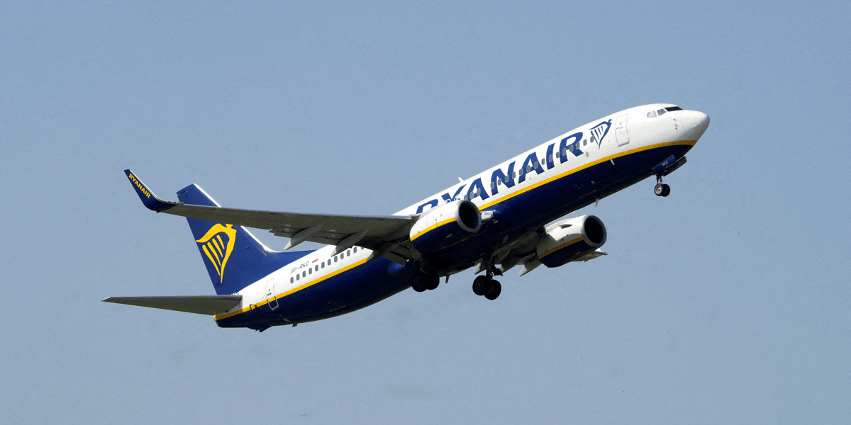 L'avion boeing 737-8as de ryanair decolle de l'aeroport international de riga