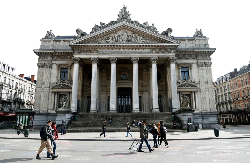 Des personnes passent devant la bourse de bruxelles