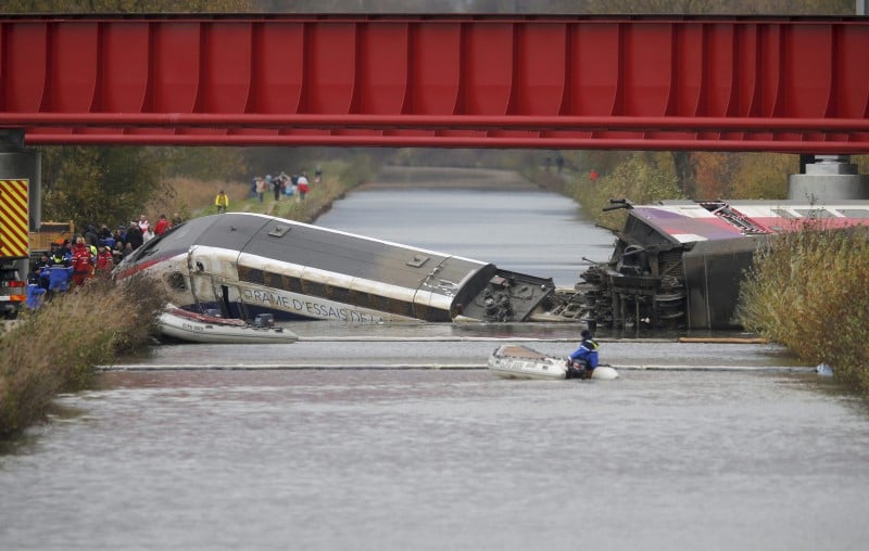 La rame d'essai a déraillé à une vitesse de 243 km/h, avant de percuter un pont et de basculer dans le canal de la Marne au Rhin.