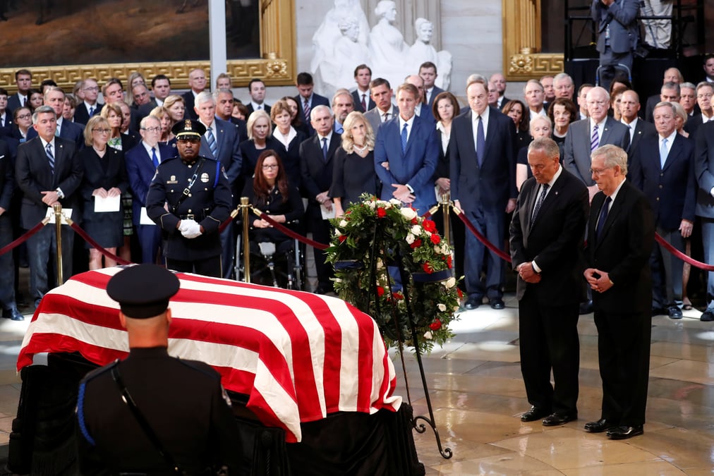 Le congres americain rend hommage a john mccain, sans donald trump